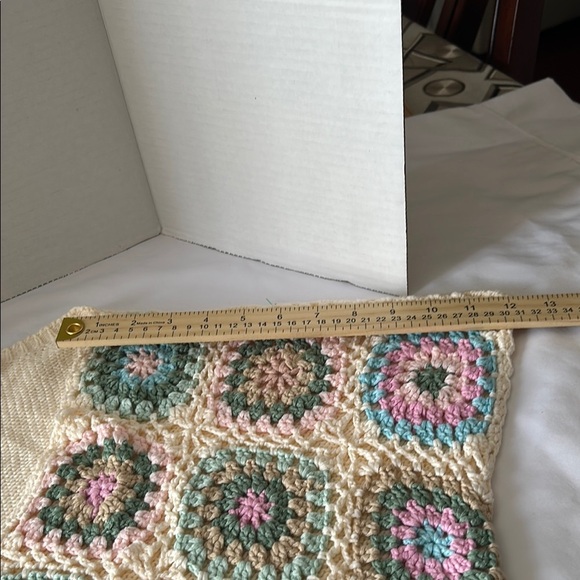 Cream and Pink Blouse with Textured Knit Design - Picture 4 of 8